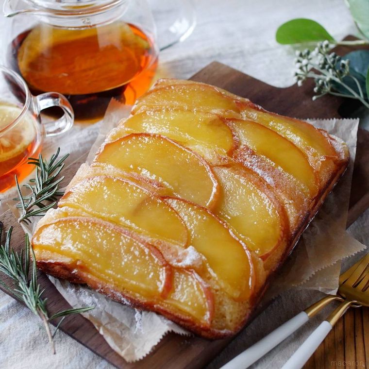 トレーにのせた、卵焼き器で作るりんごケーキ
