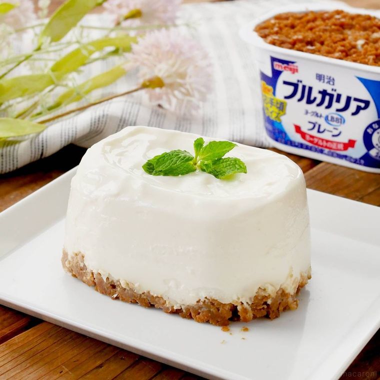 皿に盛られた、ヨーグルトでレアチーズケーキ風ケーキ