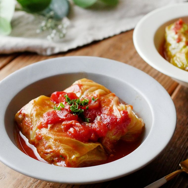 白い皿に入ったロールキャベツのトマト煮