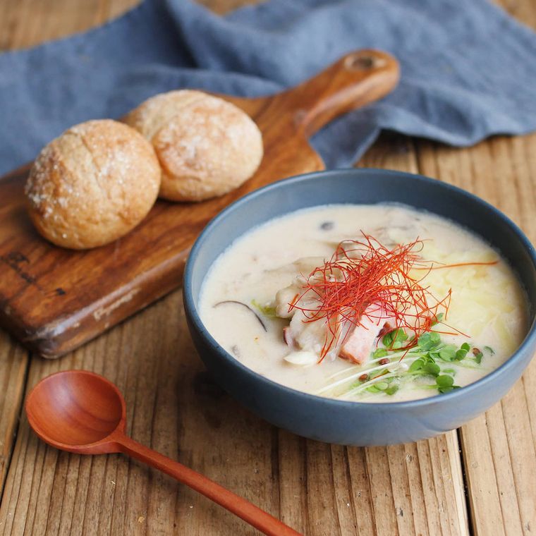 器に盛られた酒粕とみそのチーズスープ