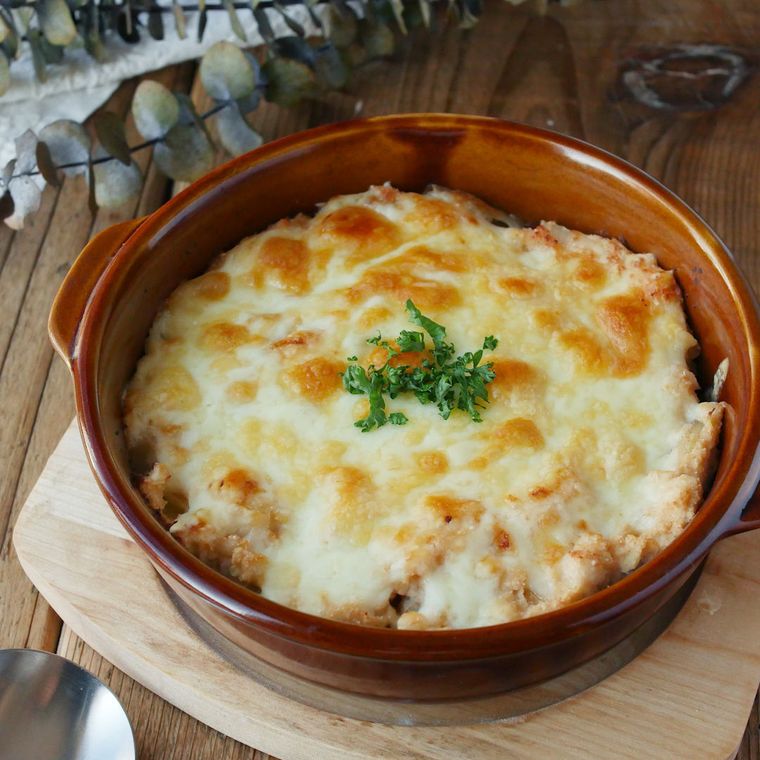 グラタン皿に入ったシーフードグラタン