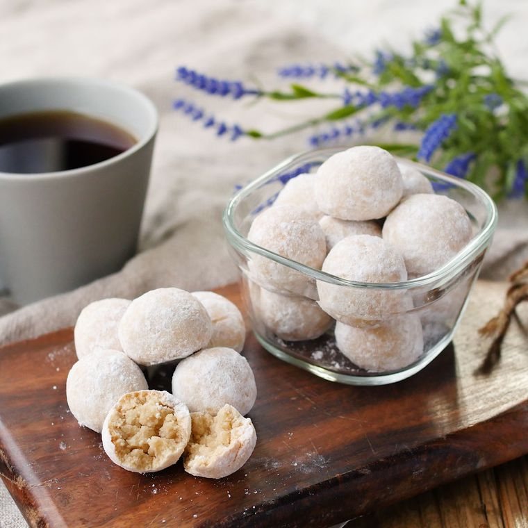 カッティングボードにのせられたおからスノーボール