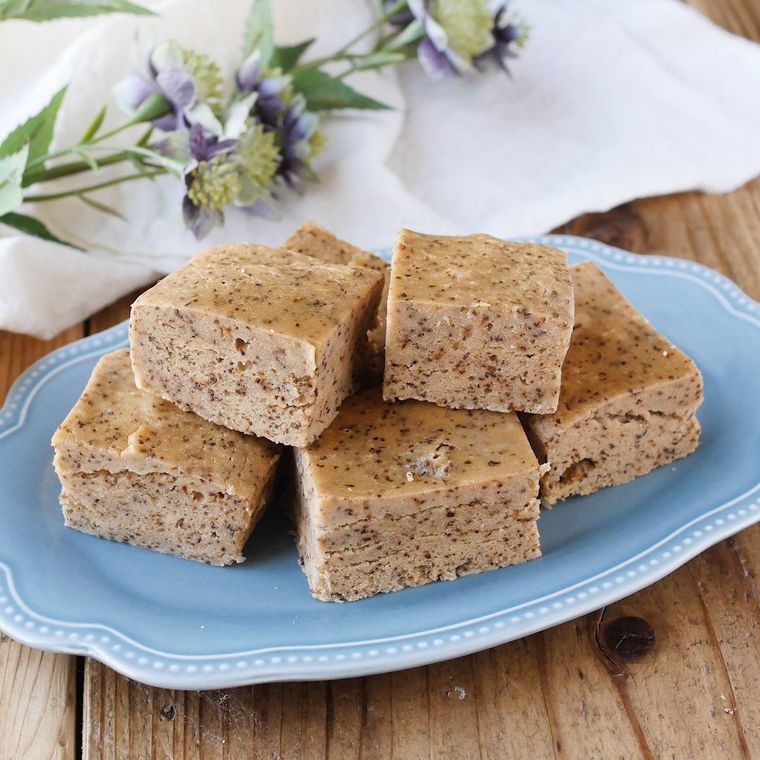 皿に盛られた紅茶のおから蒸しパン