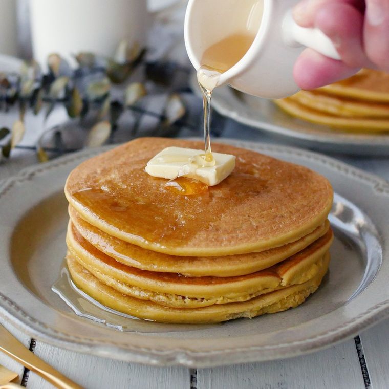 皿に盛られたおからパンケーキ