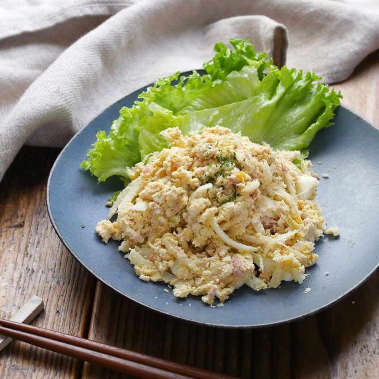 皿に盛られたおからのポテサラ風