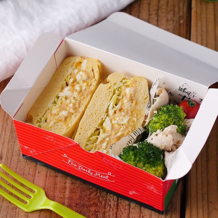 ランチボックスに入ったおからサンドイッチ