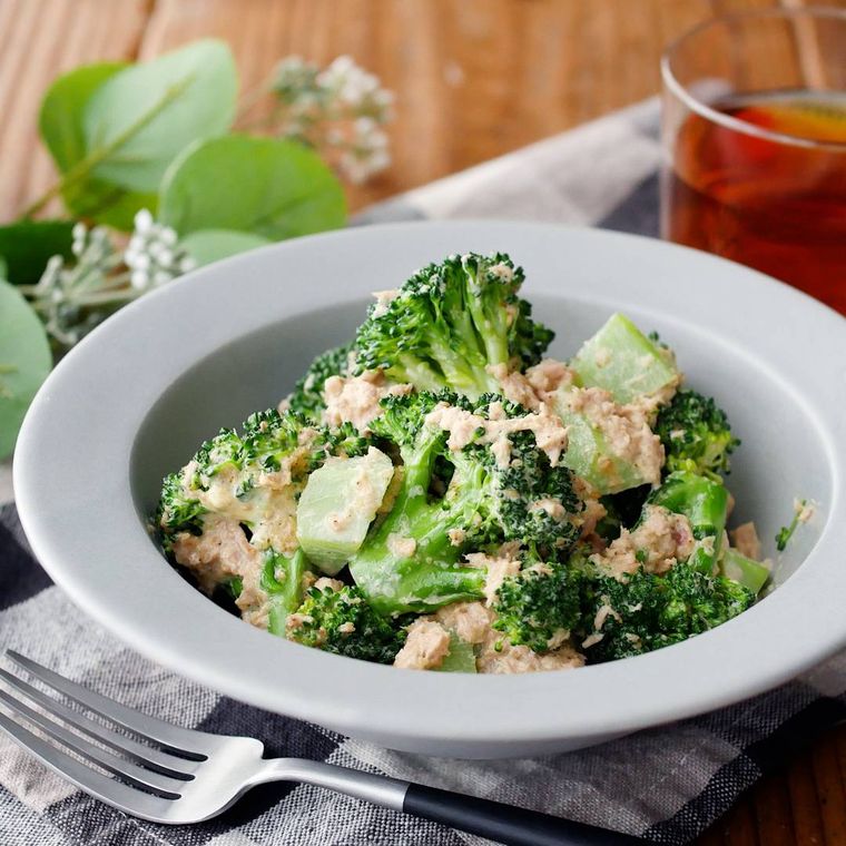 淡色の深皿に盛りつけられたブロッコリーとツナのごまマヨサラダ
