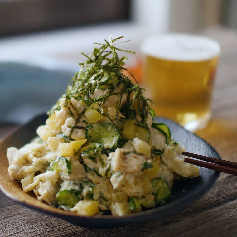 小皿に盛りつけられたねっとり里芋とたくあんのポテトサラダとビール