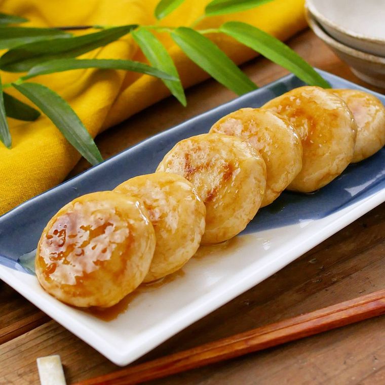 長方形の皿に盛りつけられた里芋もち