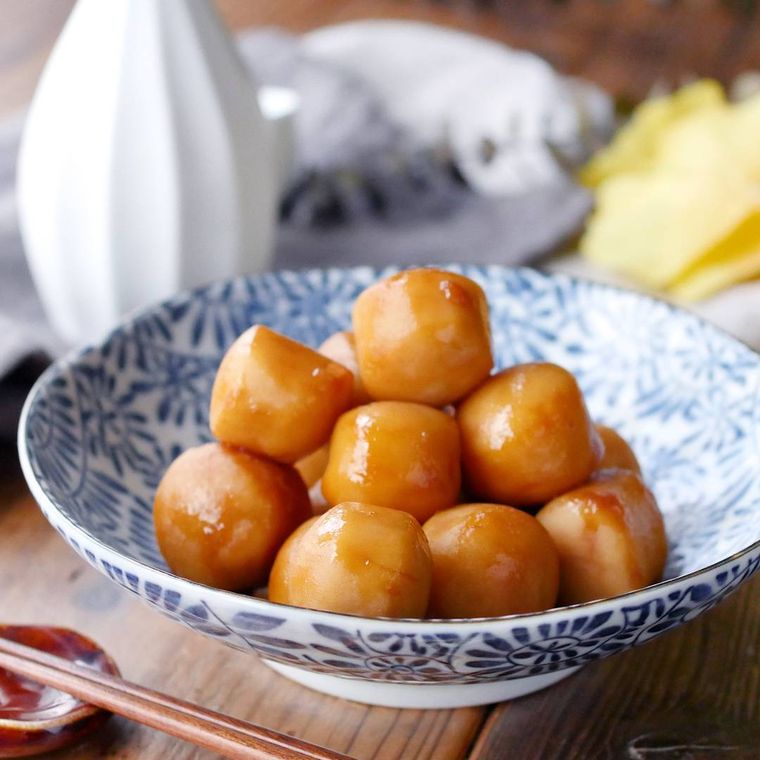 柄物の鉢に盛りつけられた冷凍里芋の煮物