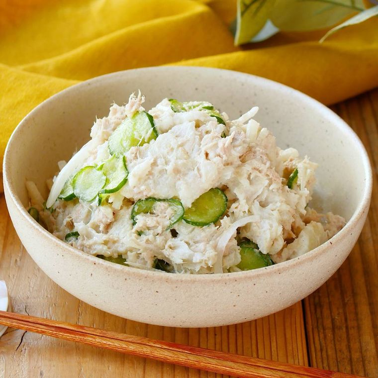白い器に盛り付けられた里芋のポテトサラダ