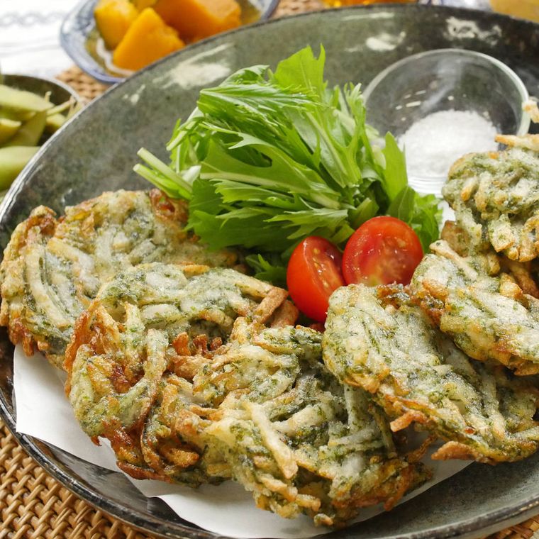 皿に盛りつけられたカリカリ里芋ののり塩かき揚げに、ミニトマトと水菜、塩が添えられている