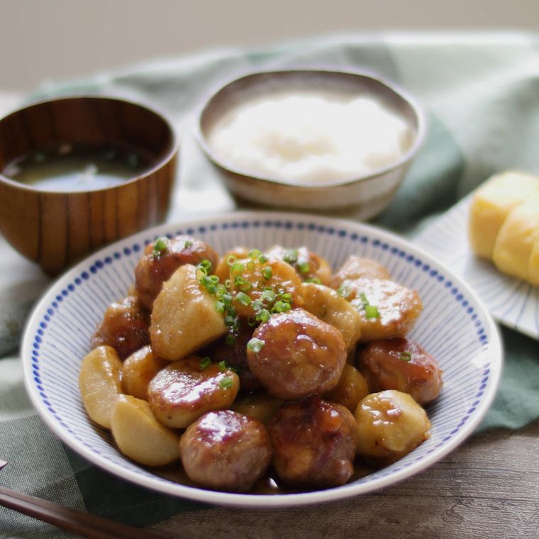器に盛りつけられた里芋と豚こま肉のゴロゴロ照り焼きにご飯とみそ汁が添えられている