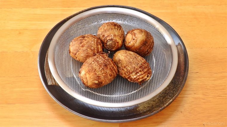 ざるに並べられた里芋