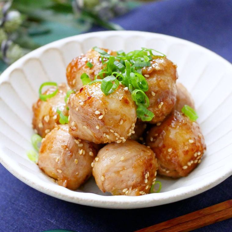 白い器に盛りつけられた冷凍里芋の甘辛肉巻き