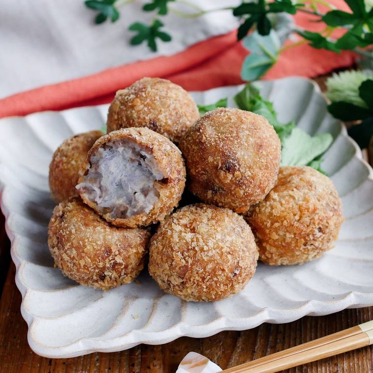 白い皿に盛りつけられた里芋コロッケ