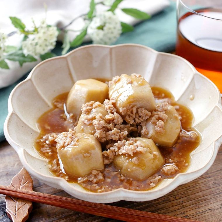 花型の器に盛りつけられた里芋のそぼろ煮