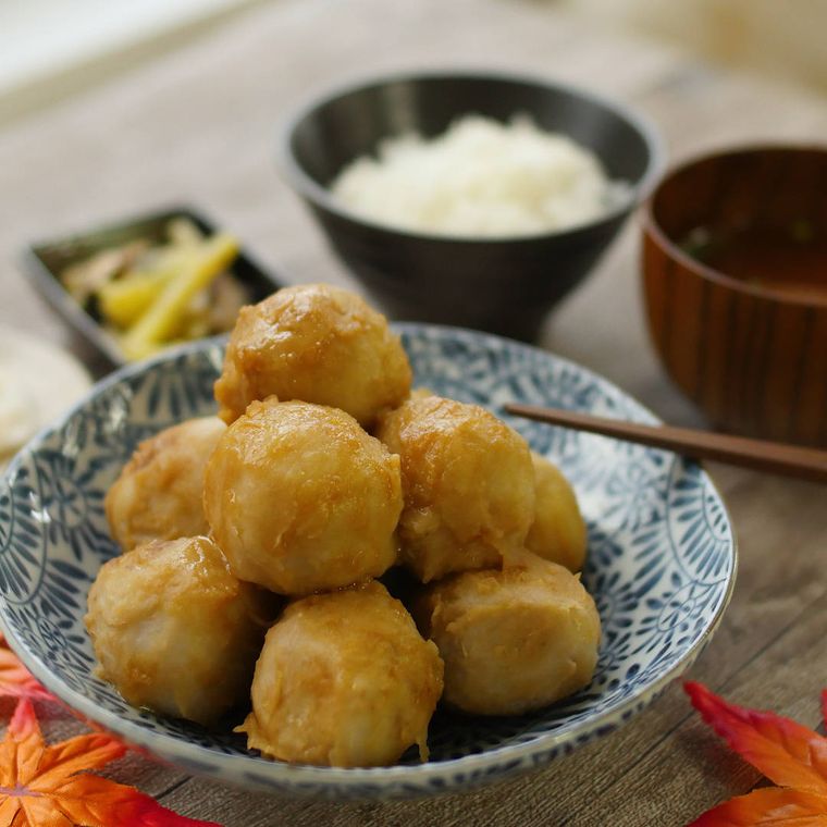 器に盛りつけられたねっとり里芋の煮っころがしとごはん、みそ汁