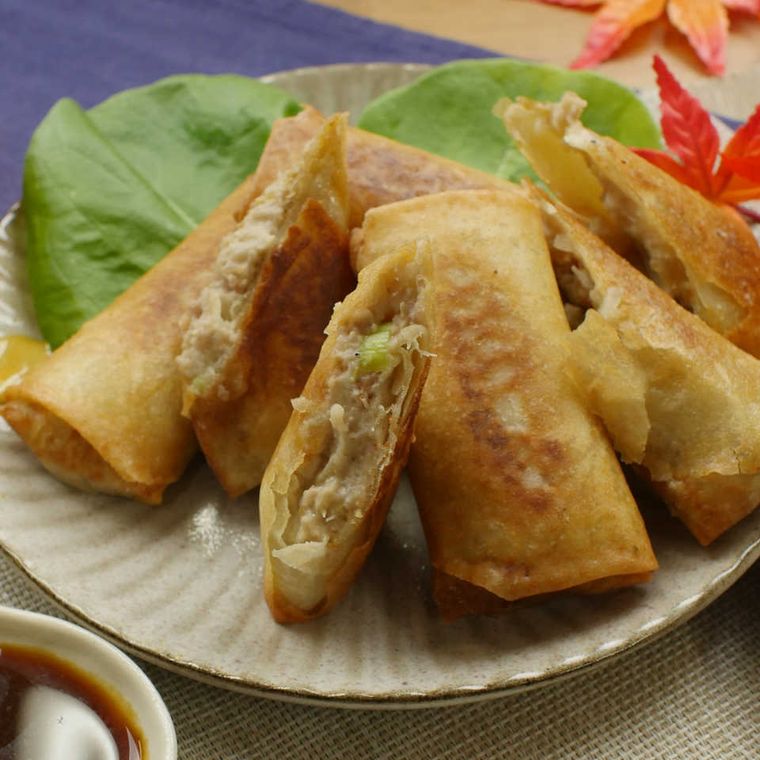 皿に盛りつけられたねっとり里芋クリーミー春巻きにサラダ菜が添えられている