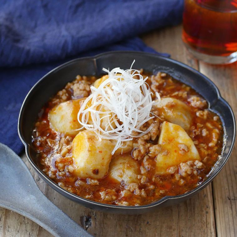 黒い器に盛りつけられた麻婆里芋