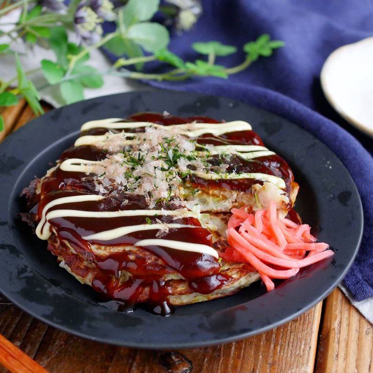 青い皿に盛りつけられた里芋お好み焼き