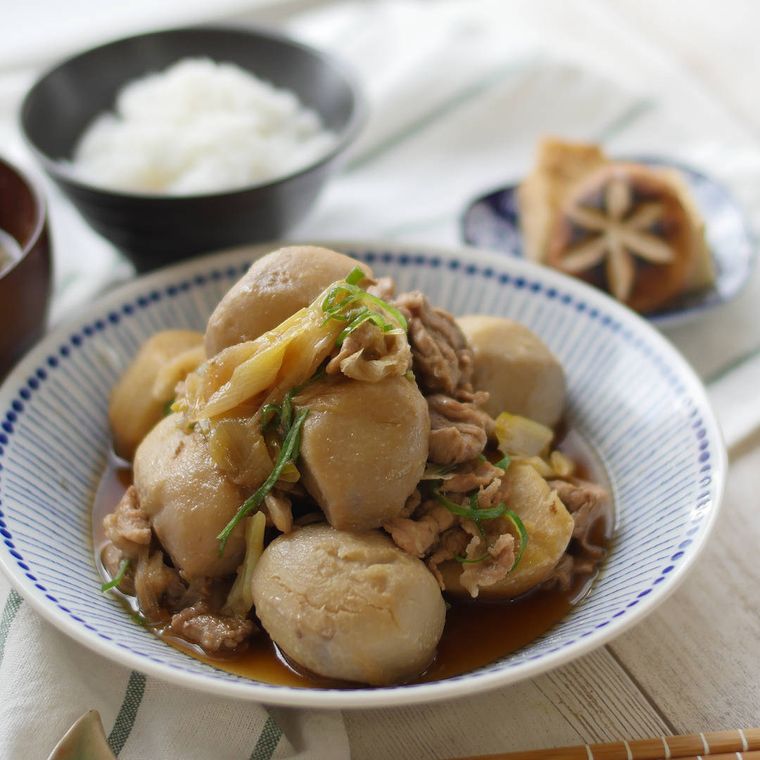 器に盛りつけられた里芋の肉じゃがにご飯と小鉢が添えられている