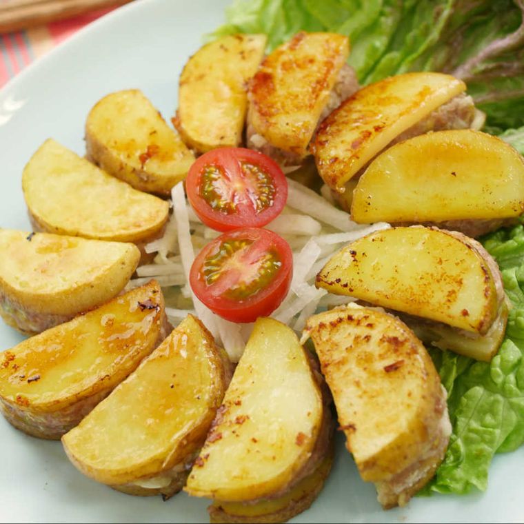 白い皿に円を描くように新じゃがの挟み焼きが並んでいる