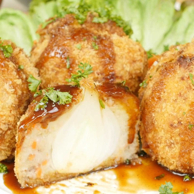 ソースがかかった新たまねぎが丸ごと入ったコロッケ