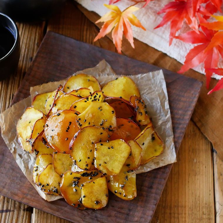 四角いプレートに盛りつけられた大学芋チップス