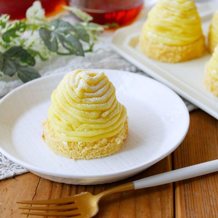 白い皿に盛りつけられたさつまいもモンブランにフォークが添えられている