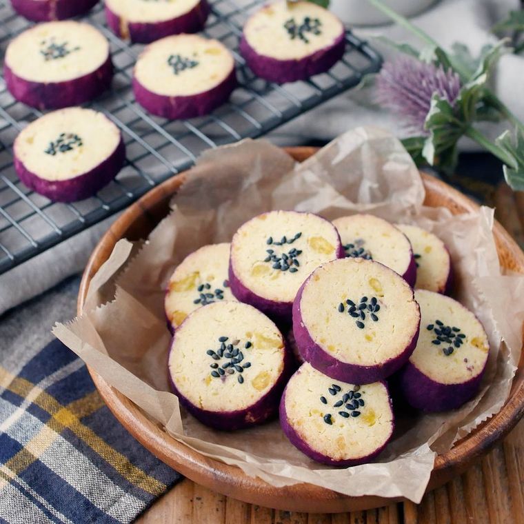 木の器に盛りつけられたさつまいもクッキー