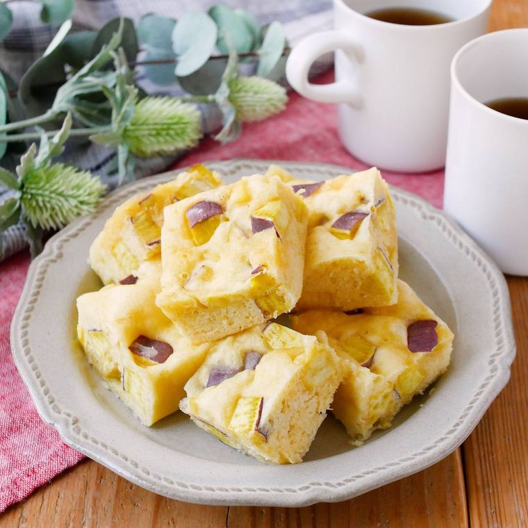 皿に盛りつけられたさつまいも蒸しパンにコーヒーが添えられている