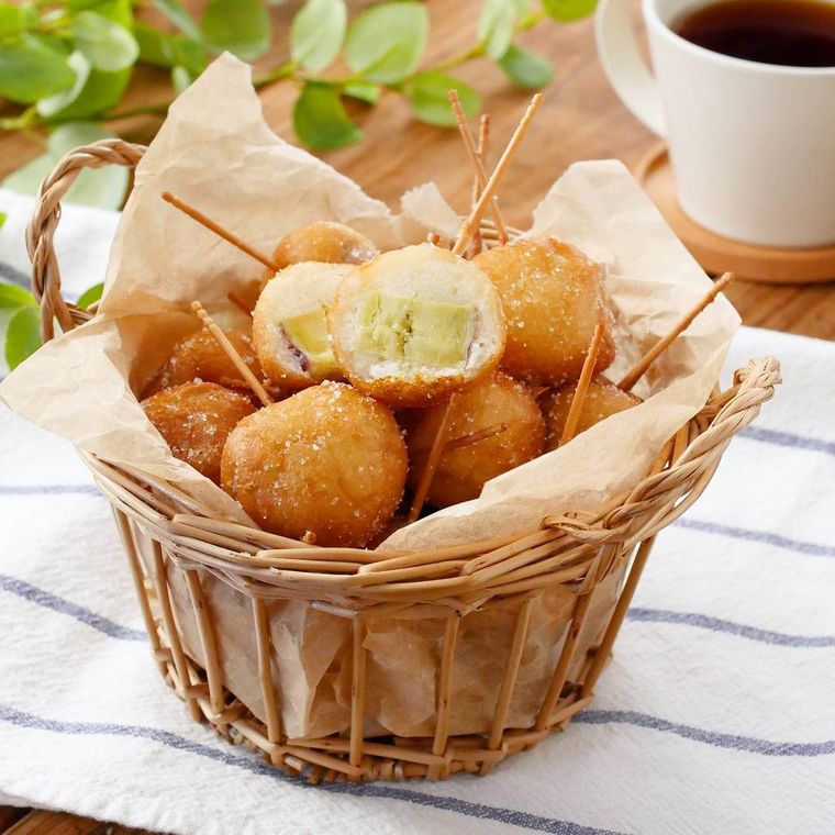 かごに入ったコロコロさつまいもドーナツ