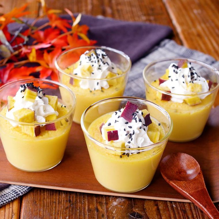 ガラスの器に入ったさつまいもプリン