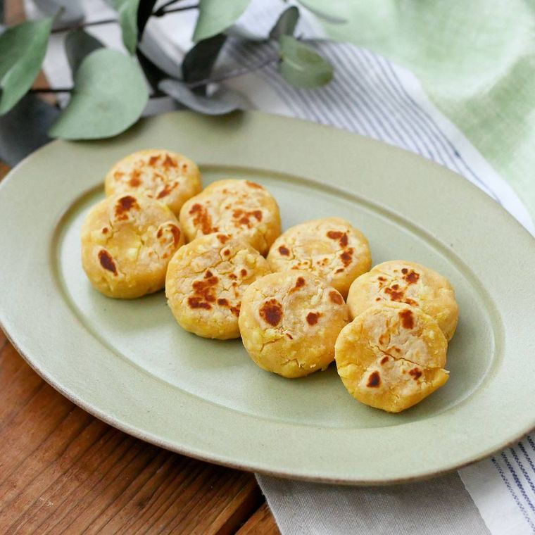 楕円形の皿に盛りつけられたさつまいものおやき