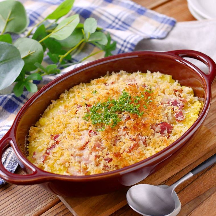 茶色のグラタン皿で作った、さつまいもスコップコロッケ