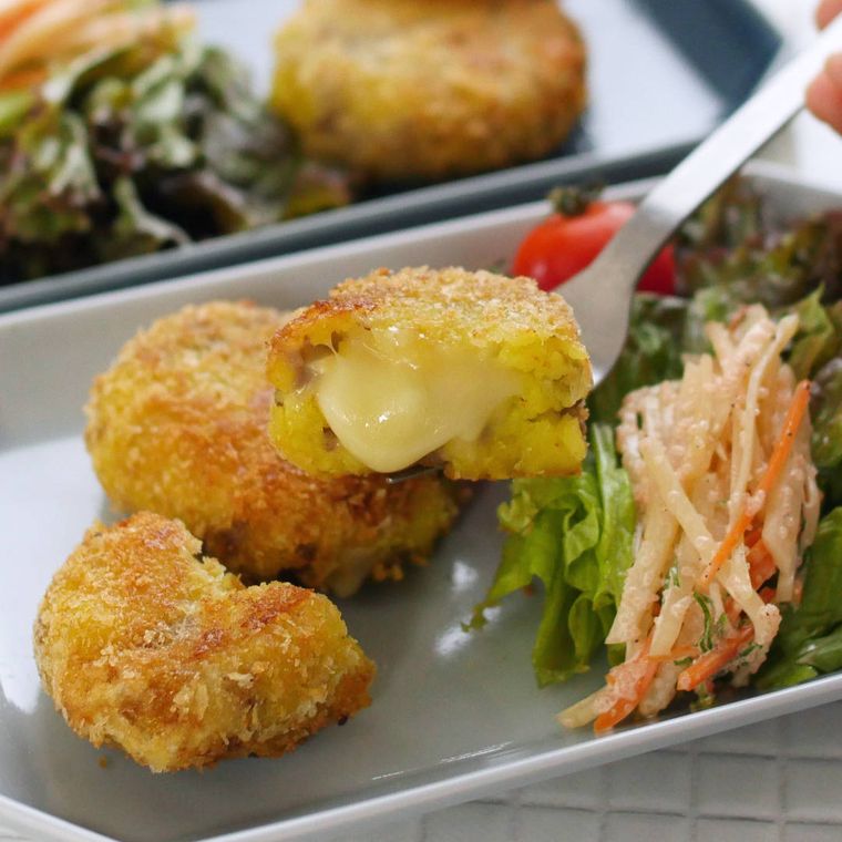 たっぷりチーズがとろりカマンベールさつまいもコロッケ