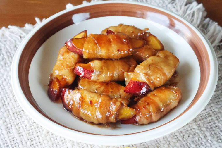 白い丸皿に盛り付けた、肉巻きさつまいものバターしょうゆ焼き
