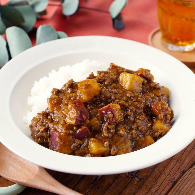 白いカレー皿に盛り付けた、さつまいもと合い挽き肉のカレー
