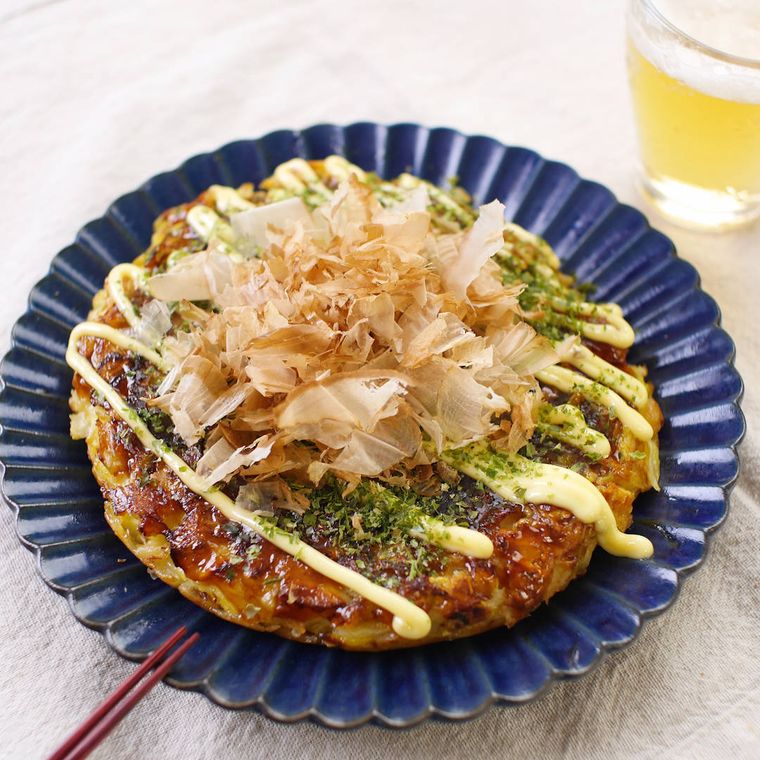 藍色のプレートに盛り付けられた豚玉お好み焼き