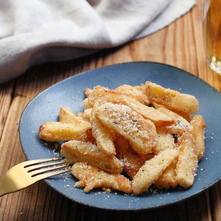 黒いプレートに盛り付けられたおつまみチーズじゃがいも