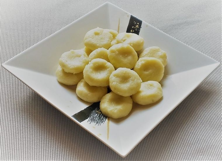 白い角皿に盛られたニョッキ