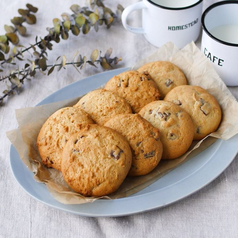 水色の皿に盛り付けたチョコチャンククッキー
