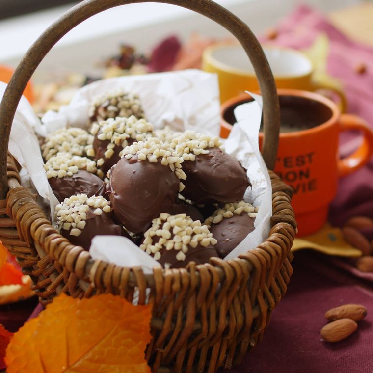 手付きのかごに盛られた、どんぐり形クッキー