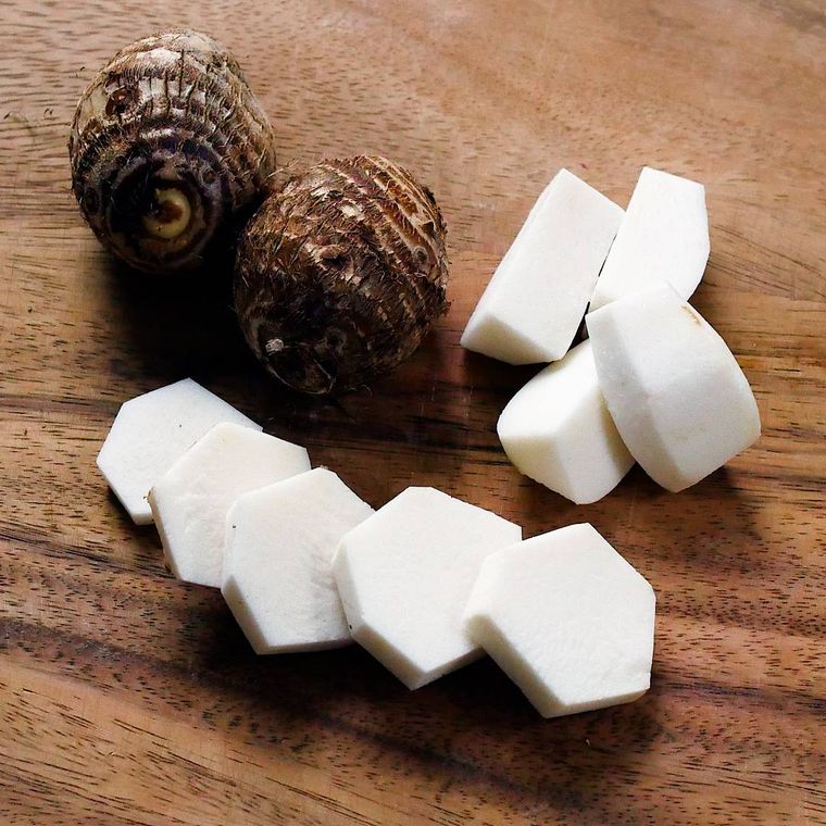 まな板の上で輪切りと四つ切りにされた里芋