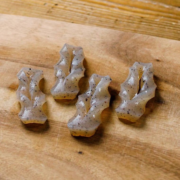 まな板の上で飾り切りされたこんにゃく