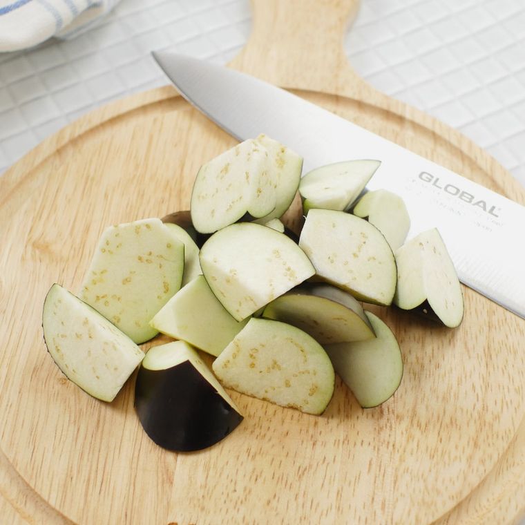 カッティングボードの上で乱切りされたなす