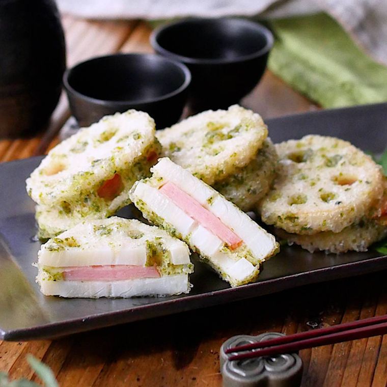 角皿に盛り付けたハムのれんこんはさみ揚げ