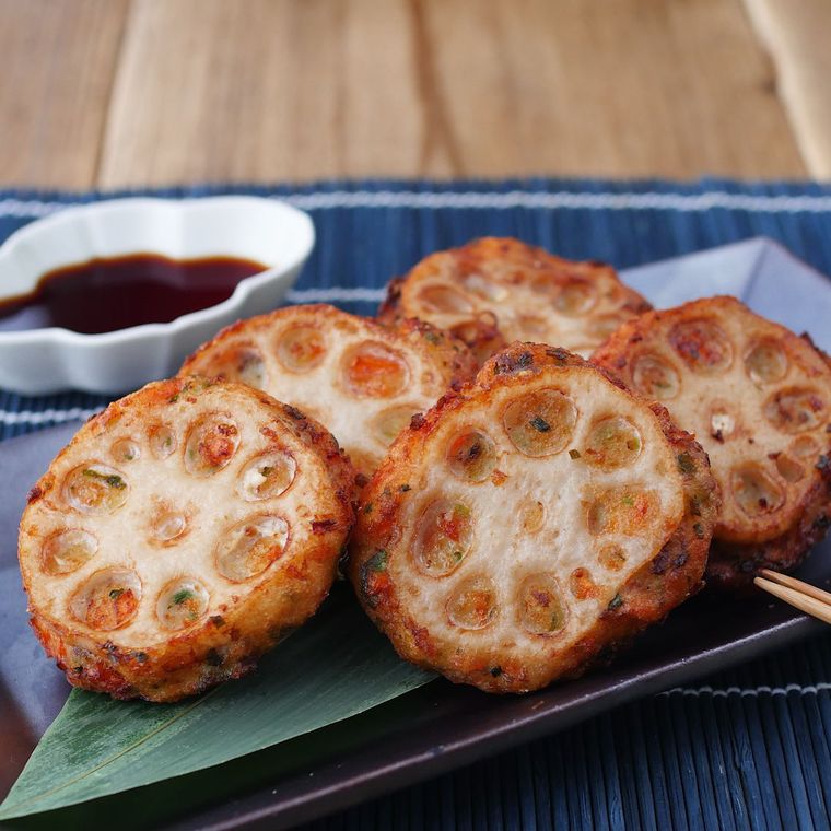 茶色のお皿に盛られた、れんこんのふわふわさつま揚げ