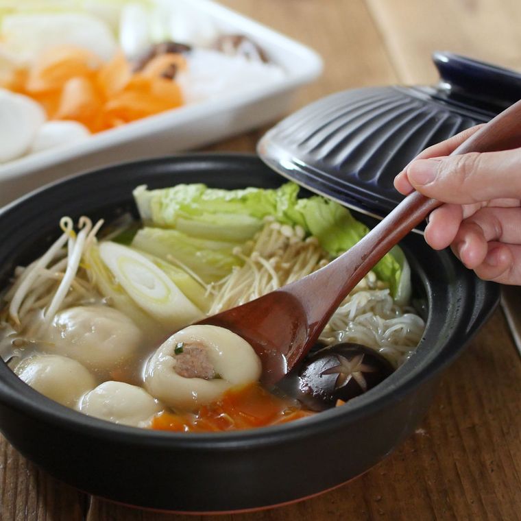 黒い土鍋に入った白玉団子鍋